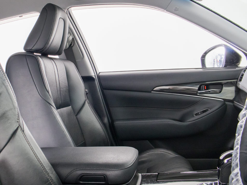 人気の本革シート付きです！！本革が装備さ
れるだけで高級感が増します！当社では、本
革シートのカラー変更や張替えも出来ます！
ワイン・茶・赤・青・オレンジ・黄色・コン
ビ色など何でもＯＫです！