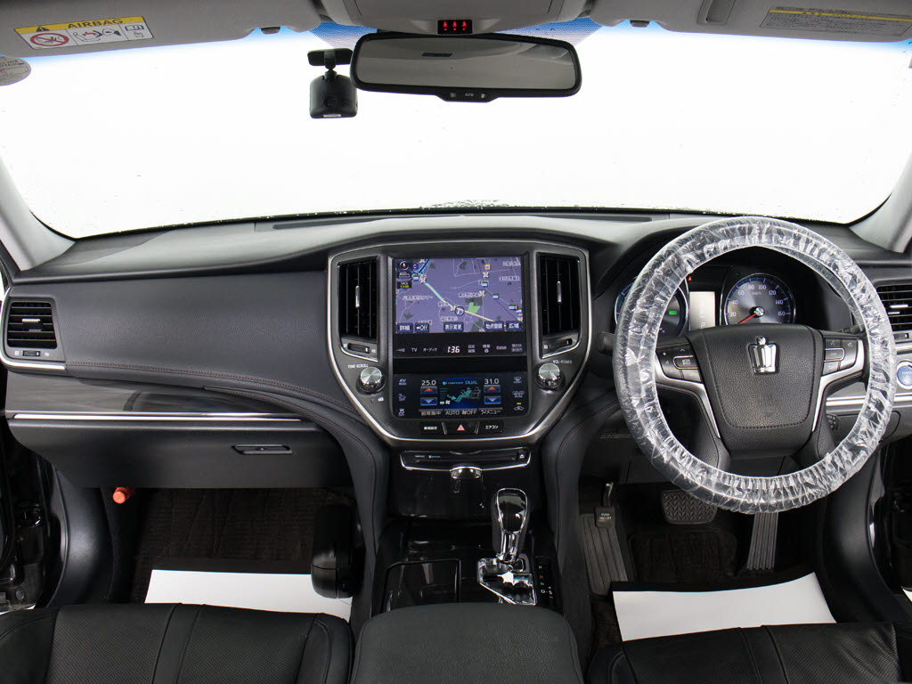 禁煙車です！室内は嫌なニオイも無く、すご
く綺麗な状態です！禁煙車・・特にセダンタ
イプのお車では少ないですよね！！タバコの
ニオイが苦手なお客様必見です！快適にご乗
車頂けます！！