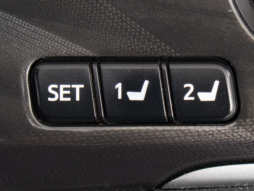 シートメモリー付き！ステアリング、シート
、ドアミラーポジションをメモリー可能です
！