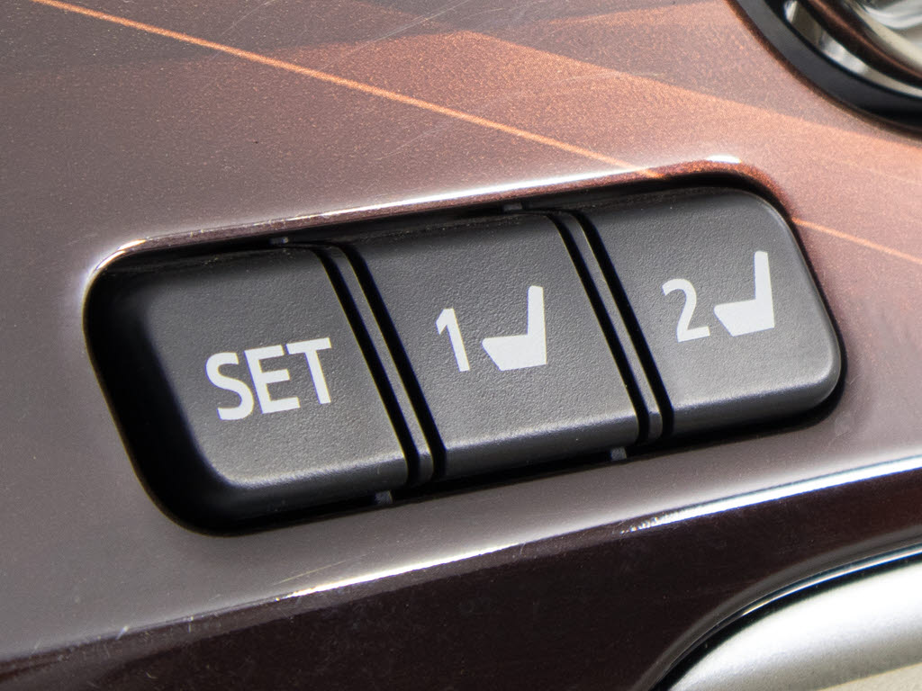 シートメモリー付き！ステアリング、シート
、ドアミラーポジションをメモリー可能です
！