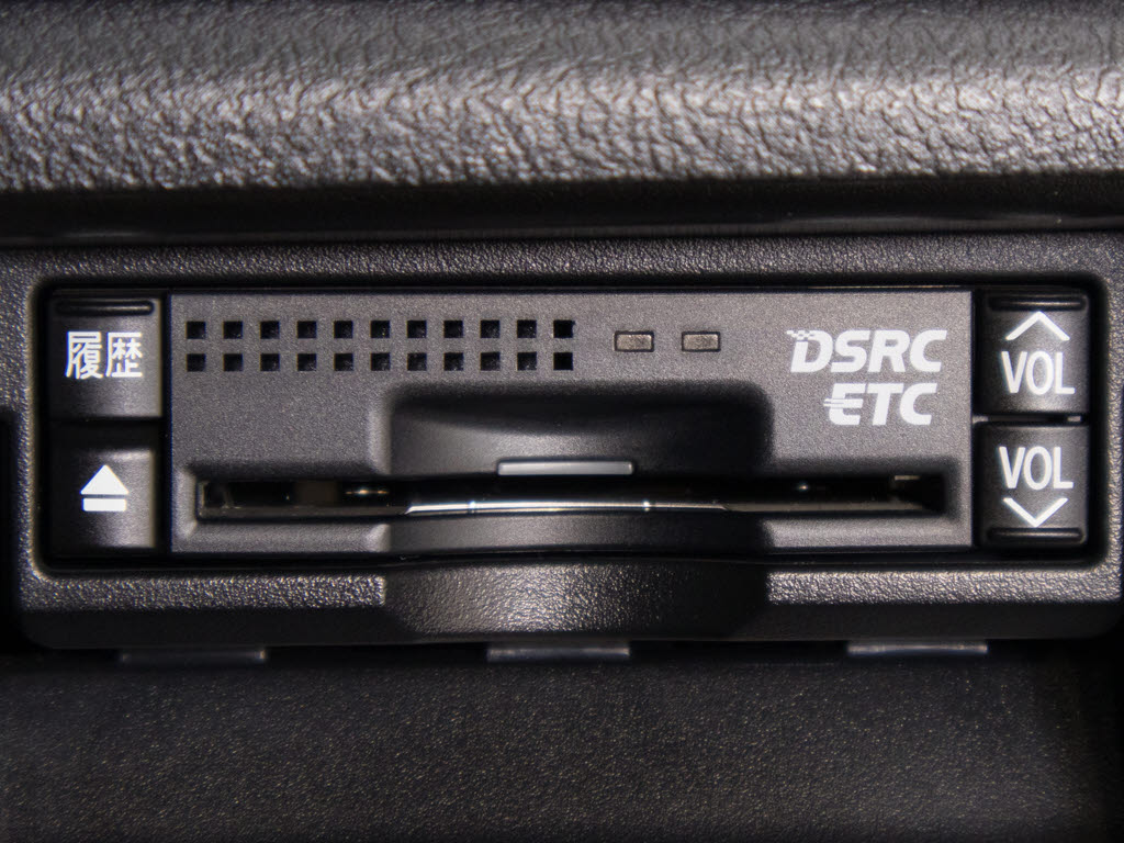 ★ＥＴＣ（ＤＳＲＣ）が装備されています！
！社外品とは違い収まりの良いデザインが人
気！高速道路を利用する際は必需品ですよね
！！ストレス無く料金所を通過出来ます！！