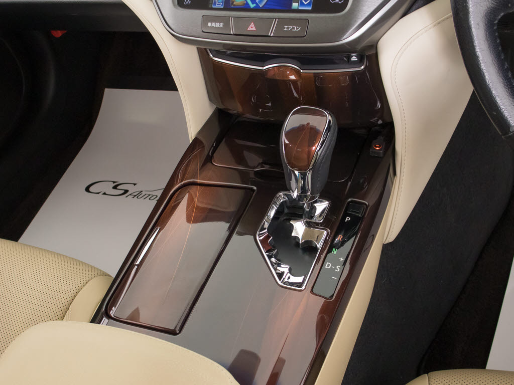 シフト周りです。スッキリとしつつも高級感
や操作性を損なわない作りとなって参ります
。