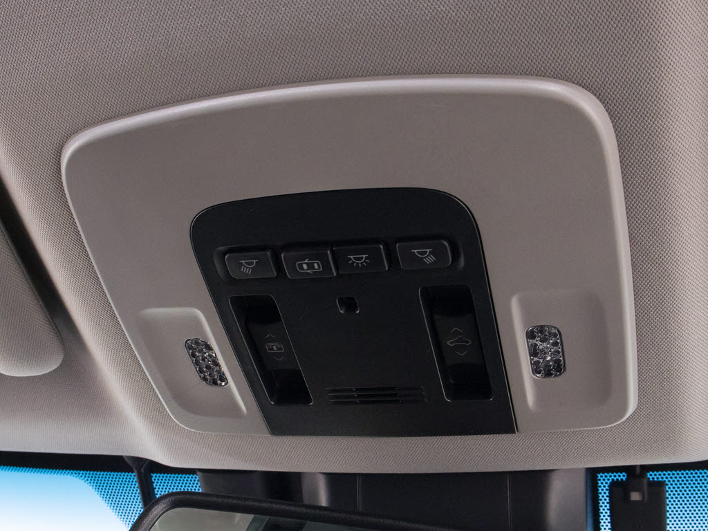 人気装備のパノラマルーフが付いています！
上下チルトに前後スライド機能が付いていま
すので、様々なドライブシーンで活躍してく
れます！！開放感ある車内空間は気持ちがい
いですよ！是非体感してみて下さい！