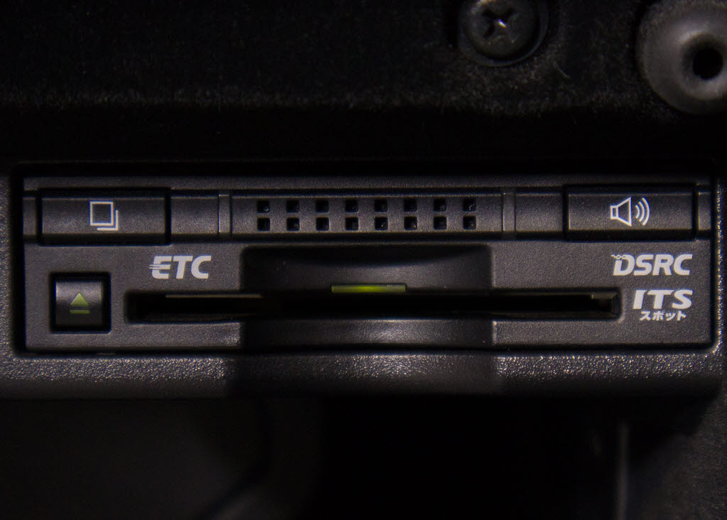 ★ＥＴＣ（ＤＳＲＣ）が装備されています！
！社外品とは違い収まりの良いデザインが人
気！高速道路を利用する際は必需品ですよね
！！ストレス無く料金所を通過出来ます！！