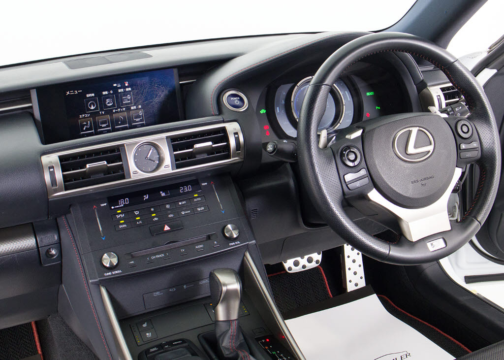 ★使いやすさや安全性を追求したステアリン
グ周り！高級車ゆえにスイッチ類が多いのも
特徴ですね！考え尽くされた配置ですぐに使
いこなす事が出来ますのでご安心下さい！是
非、体感してみて下さい！！