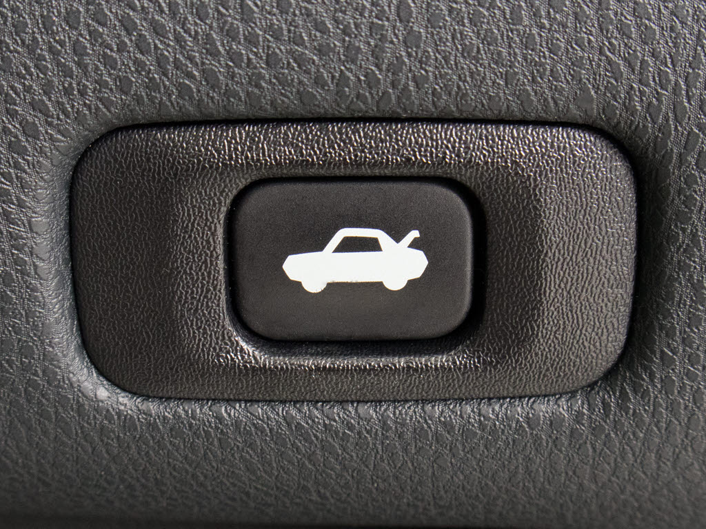 ボタン一つでトランクオープンが可能！車内
から操作できる為、非常に便利な装備の一つ
となります！