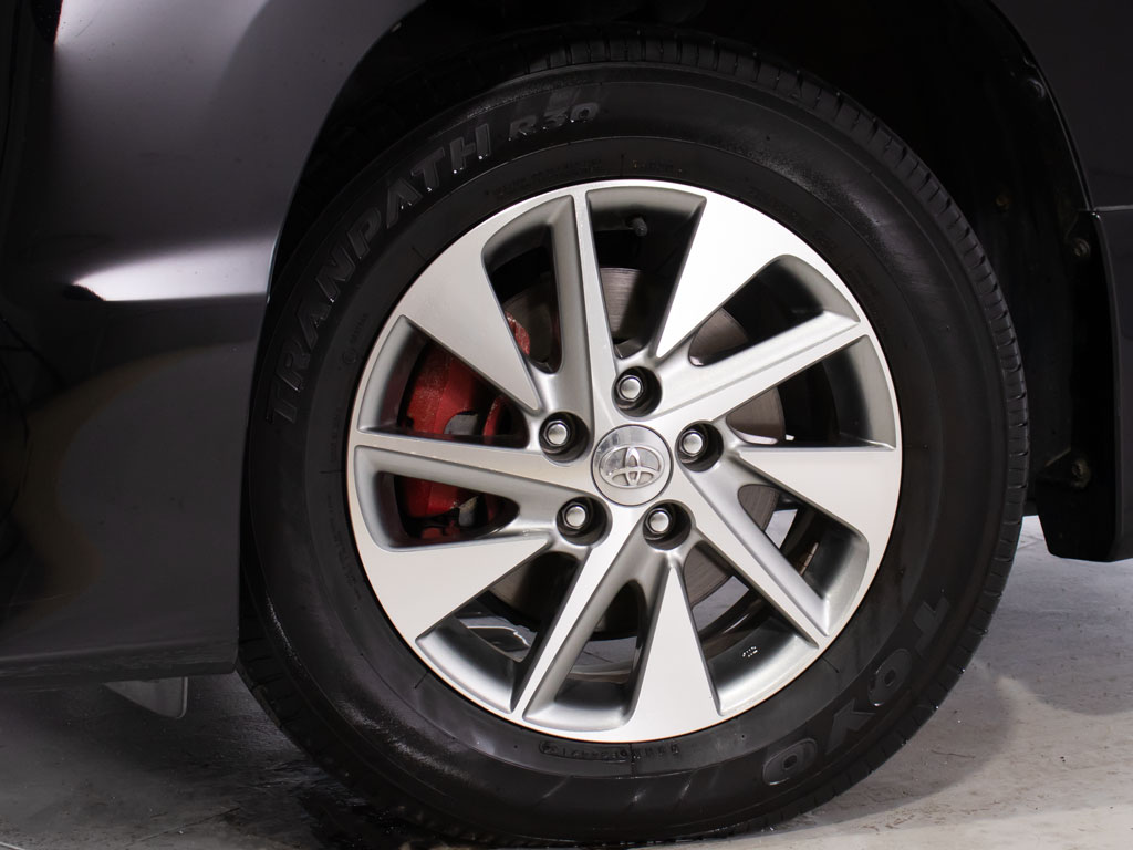 ★タイヤ交換★お好みのﾒｰｶ-やデザインのホ
イールへの換装も承っております！