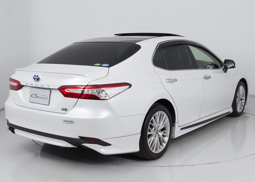 ★ＴＲＤフルエアロ装着！純正のボディーラ
インを残しながらもスポーティーな印象を与
えてくれます！