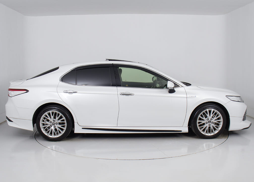 ★ＴＲＤフルエアロ装着！純正のボディーラ
インを残しながらもスポーティーな印象を与
えてくれます！