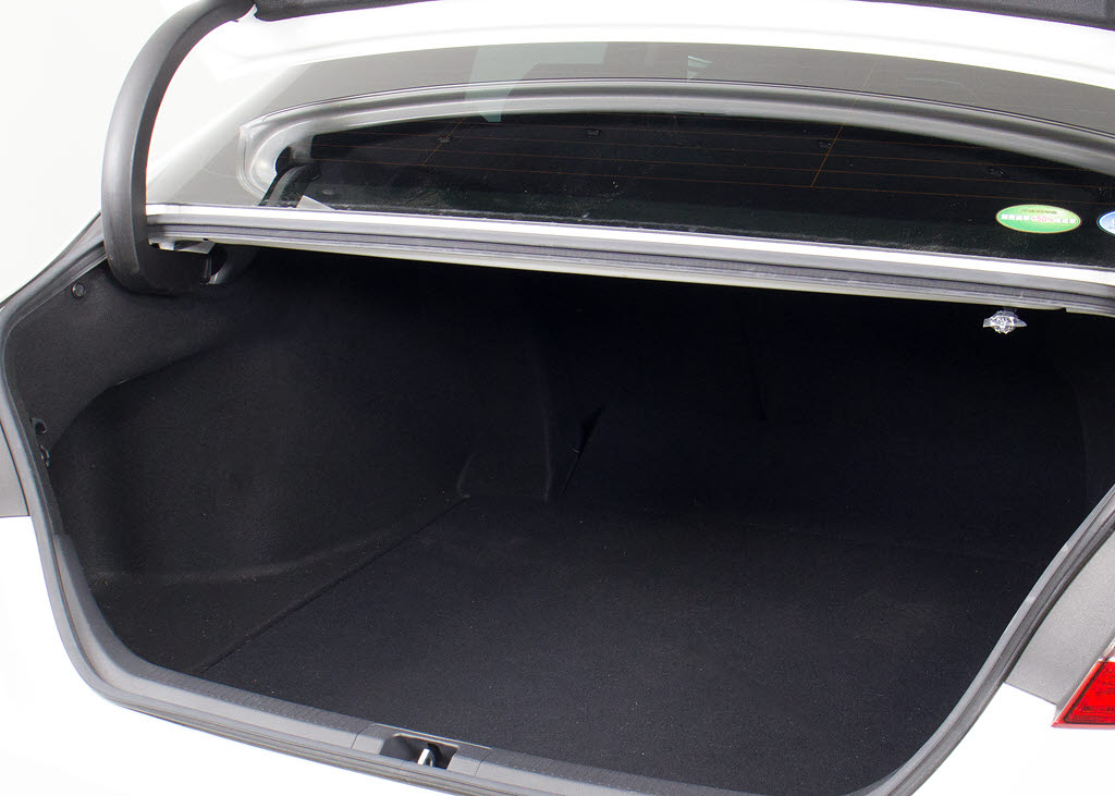 トランクが狭いと思っておりませんか？実際
は大容量トランクです！旅行等の長距離ドラ
イブも快適です！また、屋根付きスペースを
完備しておりますので、夜間でも、雨でも雪
の日だってゆっくりご覧頂けます。