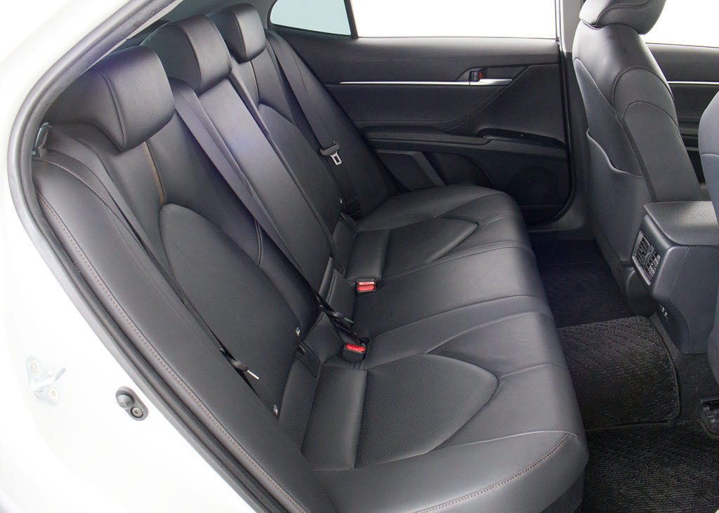 赤革、茶革、黒革、白革、黒×赤コンビ革・
・・お好みの色で新品本革シートを作成でき
ます！オリジナル本革でカーライフを満喫は
いかがでしょうか？ご興味ある方は、デザイ
ン等含め当社までお問い合わせください！