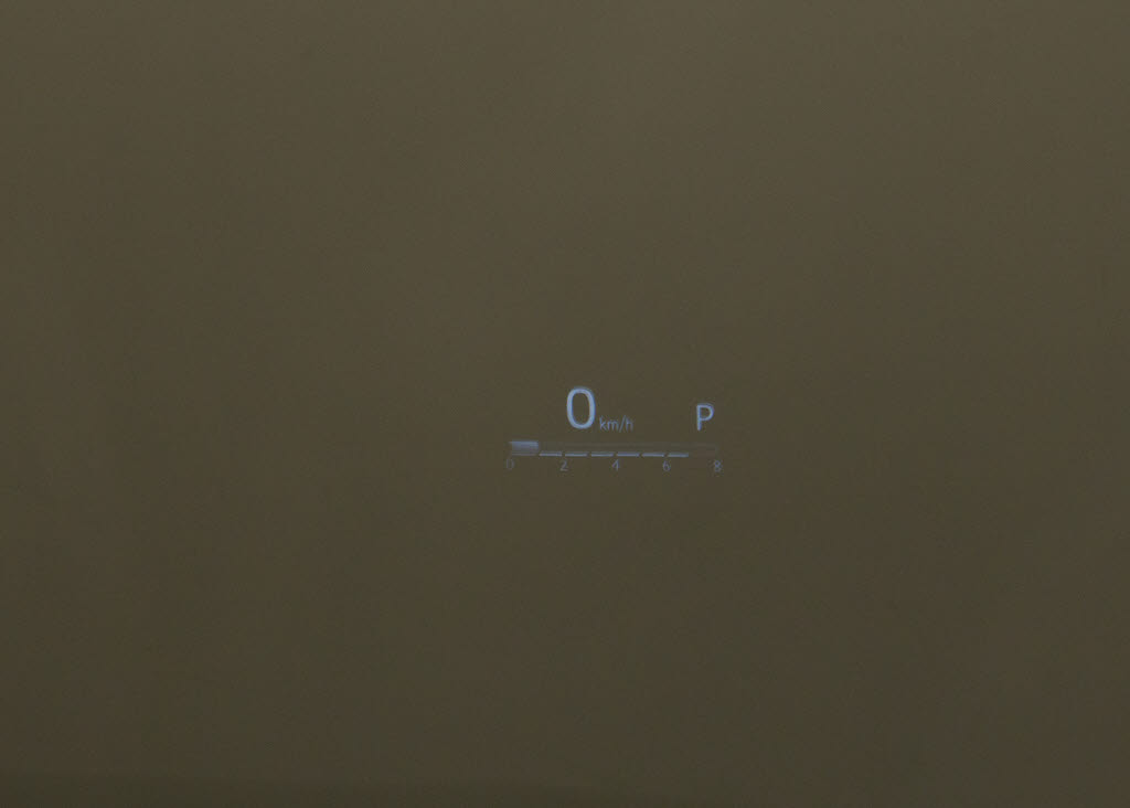 ヘッドアップ・ディスプレイ（ＨＵＤ）現在
のスピードや、前方の車線情報など、運転に
必要な情報を、目の前のウインドウガラスに
表示する機能です。これにより、目線の移動
が少なく済み、安全です。