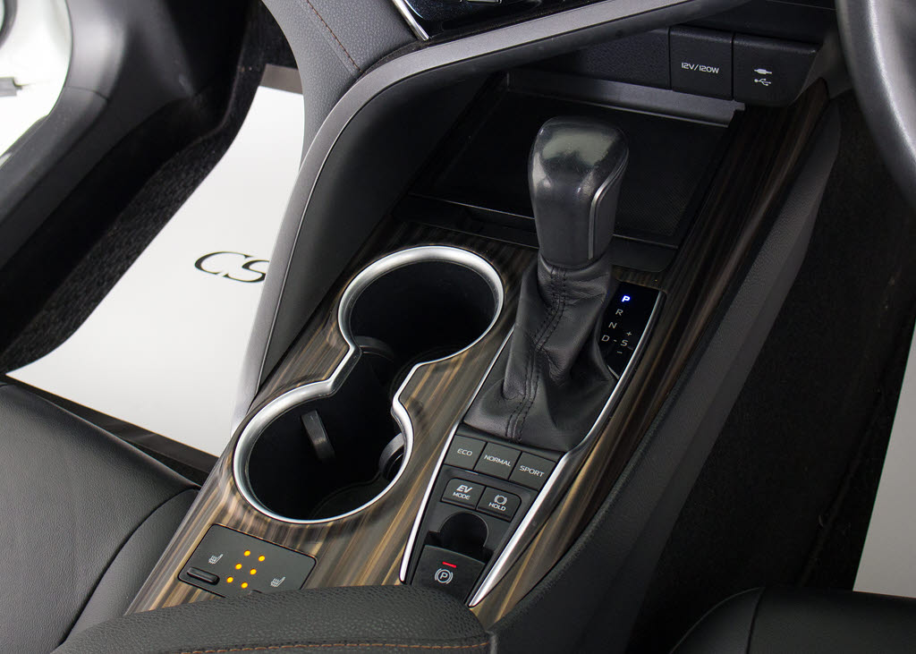 シフト周りです。スッキリとしつつも高級感
や操作性を損なわない作りとなって参ります
。