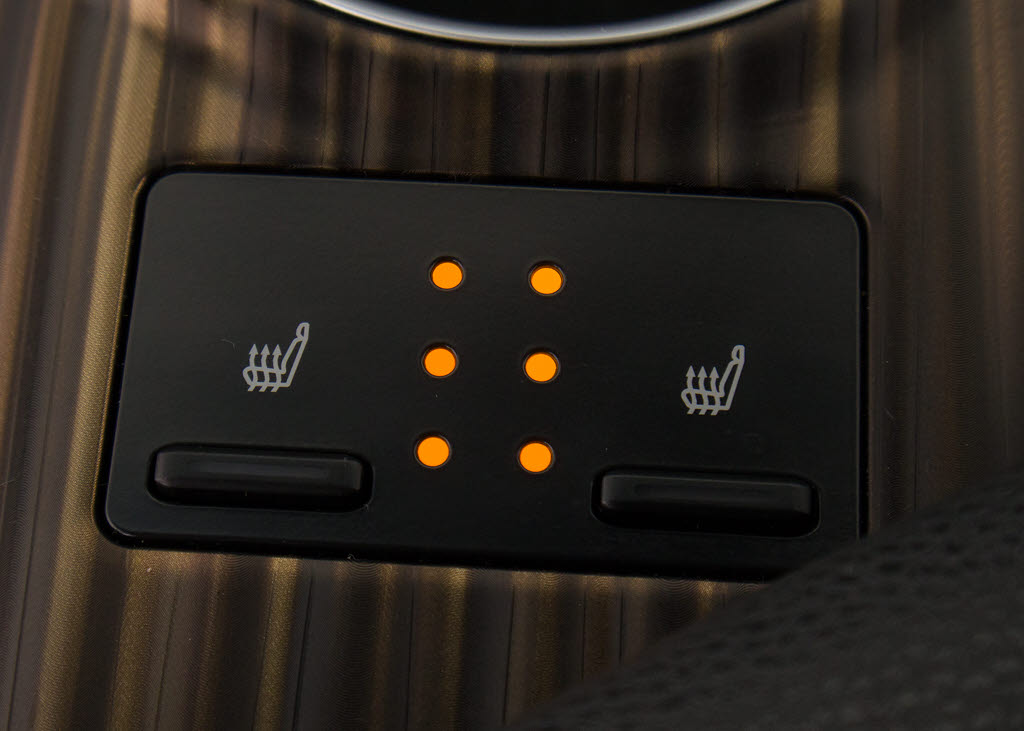 シートヒーターを装備しています！高級車な
らではの装備です！シートが暖まりますので
、寒い冬場も快適にご乗車頂けます！腰にも
優しい！お子様や女性にも嬉しい装備ですね
！！