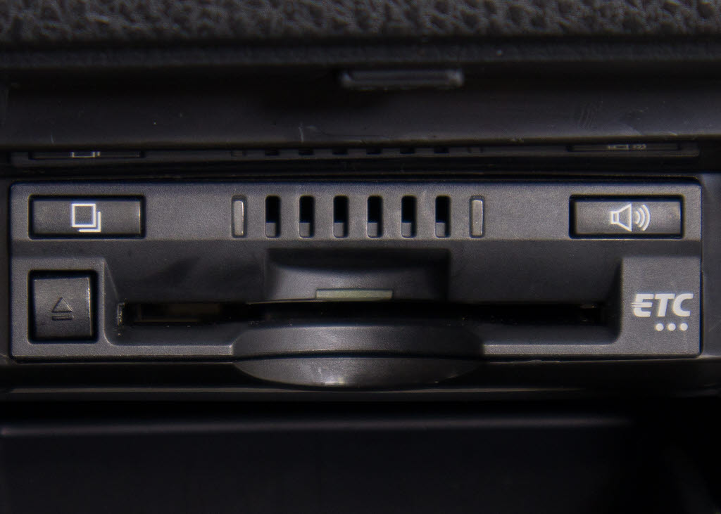 コンソール内一体型のビルトインＥＴＣ装備
！見た目の部分も良いですが、ＥＴＣカード
の盗難防止になる設置箇所です！料金所の渋
滞回避！時間帯・日によって料金の軽減を受
けられます！ストレス知らずのドライブ！