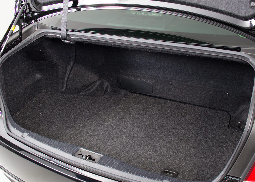 トランクが狭いと思っておりませんか？実際
は大容量トランクです！旅行等の長距離ドラ
イブも快適です！また、屋根付きスペースを
完備しておりますので、夜間でも、雨でも雪
の日だってゆっくりご覧頂けます。