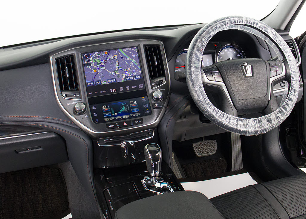 使いやすさや安全性を追求したステアリング
周り！高級車ゆえにスイッチ類が多いのも特
徴ですね！考え尽くされた配置ですぐに使い
こなす事が出来ますのでご安心下さい！是非
、体感してみて下さい！！