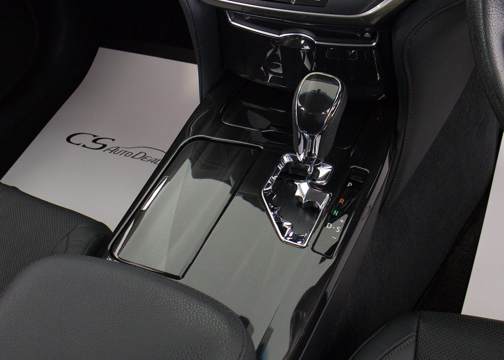 シフト周りです。スッキリとしつつも高級感
や操作性を損なわない作りとなって参ります
。