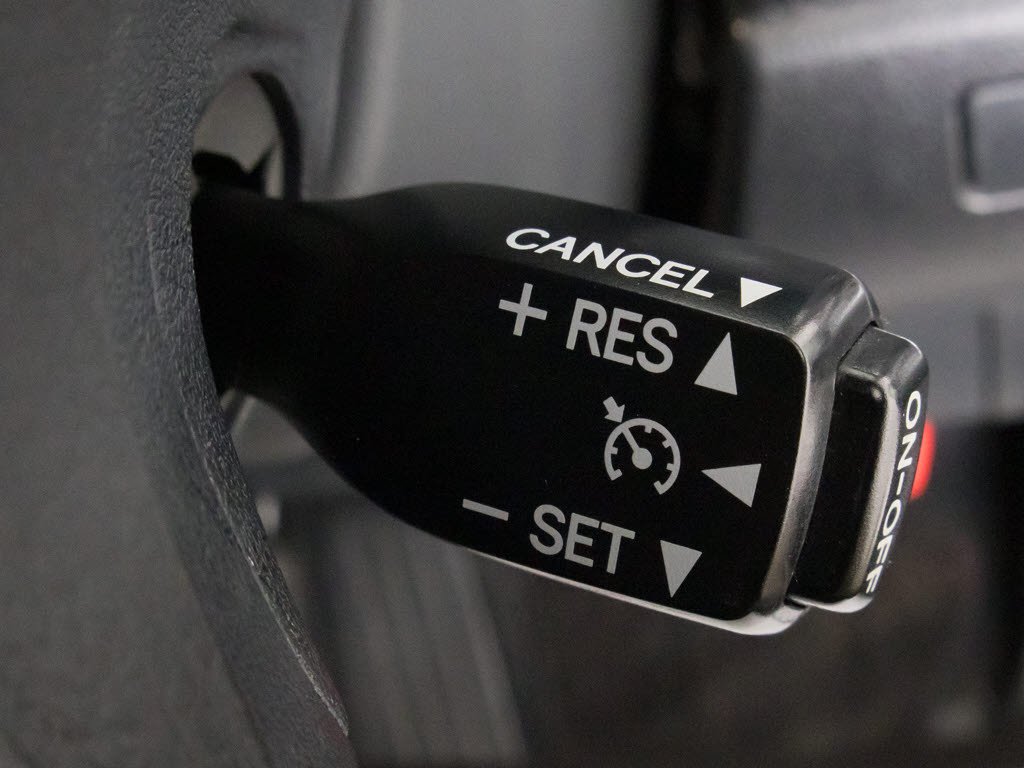 【オートクルーズコントロール】搭載。アク
セル操作なしでも車が自動でスピードを保っ
てくれる機能です長距離の高速は楽々です。