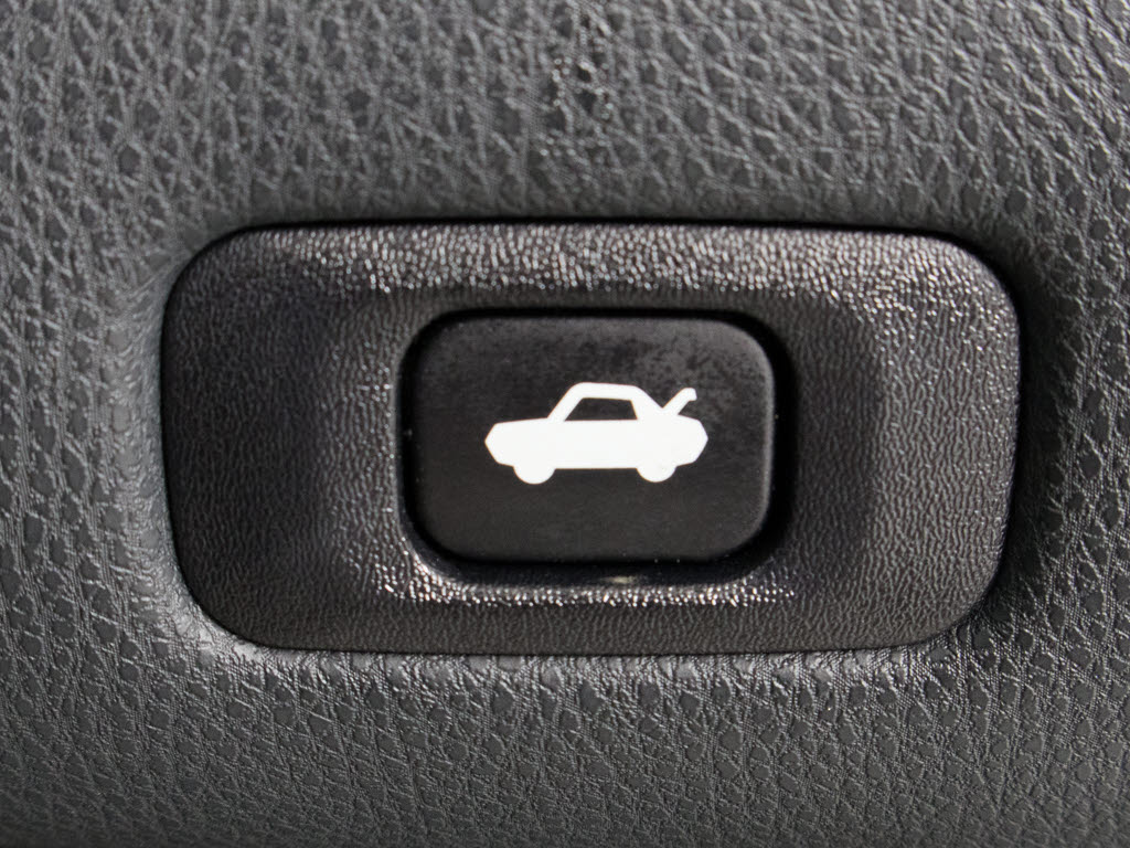 ボタン一つでトランクオープンが可能！車内
から操作できる為、非常に便利な装備の一つ
となります！