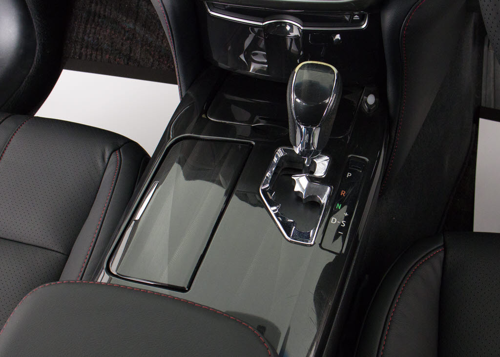 シフト周りです。スッキリとしつつも高級感
や操作性を損なわない作りとなって参ります
。