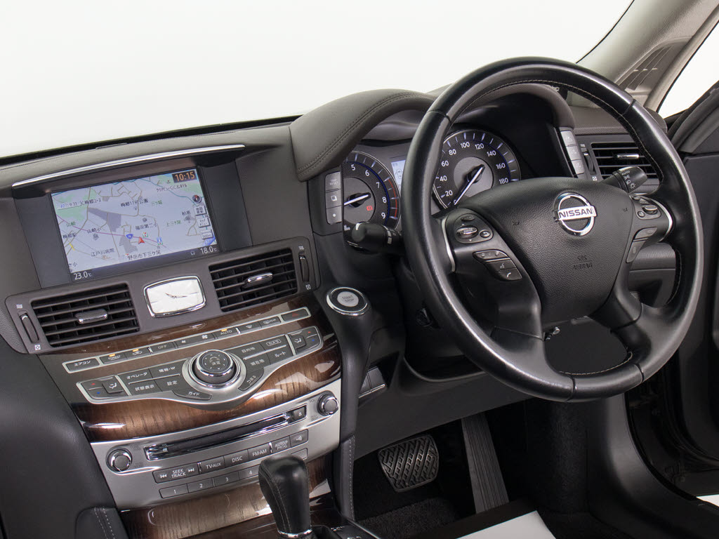 ★使いやすさや安全性を追求したステアリン
グ周り！高級車ゆえにスイッチ類が多いのも
特徴ですね！考え尽くされた配置ですぐに使
いこなす事が出来ますのでご安心下さい！是
非、体感してみて下さい！！