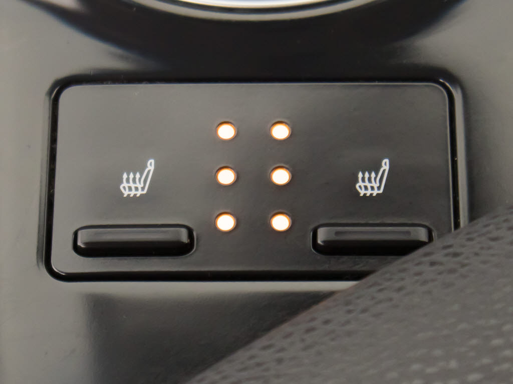 シートヒーターを装備しています！高級車な
らではの装備です！シートが暖まりますので
、寒い冬場も快適にご乗車頂けます！腰にも
優しい！お子様や女性にも嬉しい装備ですね
！！