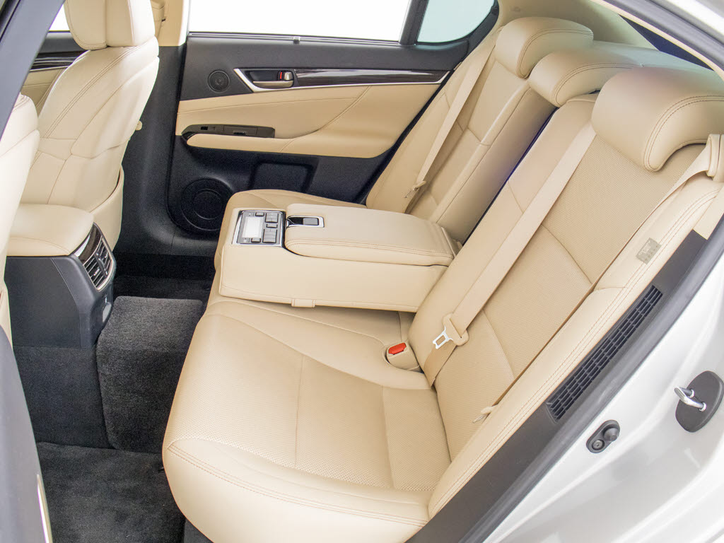 赤革、茶革、黒革、白革、黒×赤コンビ革・
・・お好みの色で新品本革シートを作成でき
ます！オリジナル本革でカーライフを満喫は
いかがでしょうか？ご興味ある方は、デザイ
ン等含め当社までお問い合わせください！