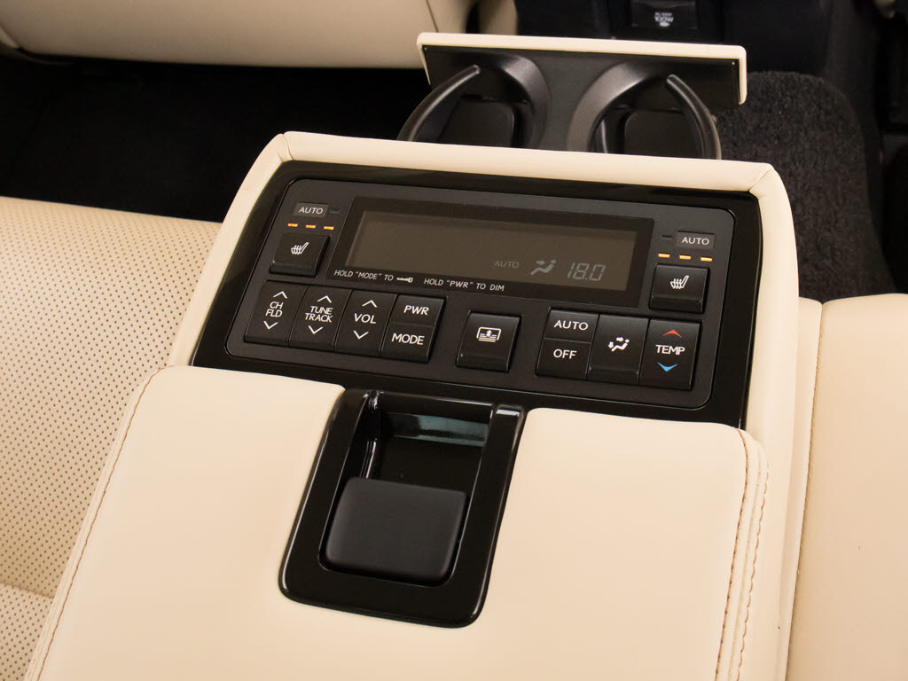 後席もＶＩＰ装備！後席センターコンソール
の画像です！こちらのお車は、オーディオな
ども後席から操作出来るなど豪華！ゲストに
喜んで頂ける装備ですね！