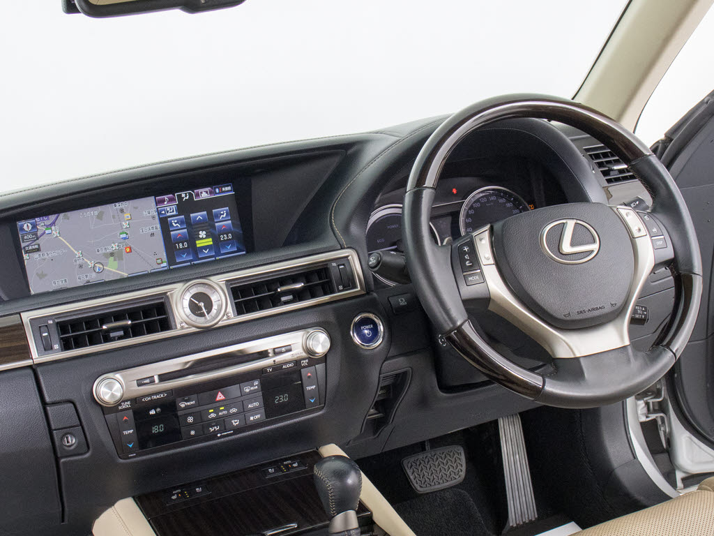 ★使いやすさや安全性を追求したステアリン
グ周り！高級車ゆえにスイッチ類が多いのも
特徴ですね！考え尽くされた配置ですぐに使
いこなす事が出来ますのでご安心下さい！是
非、体感してみて下さい！！