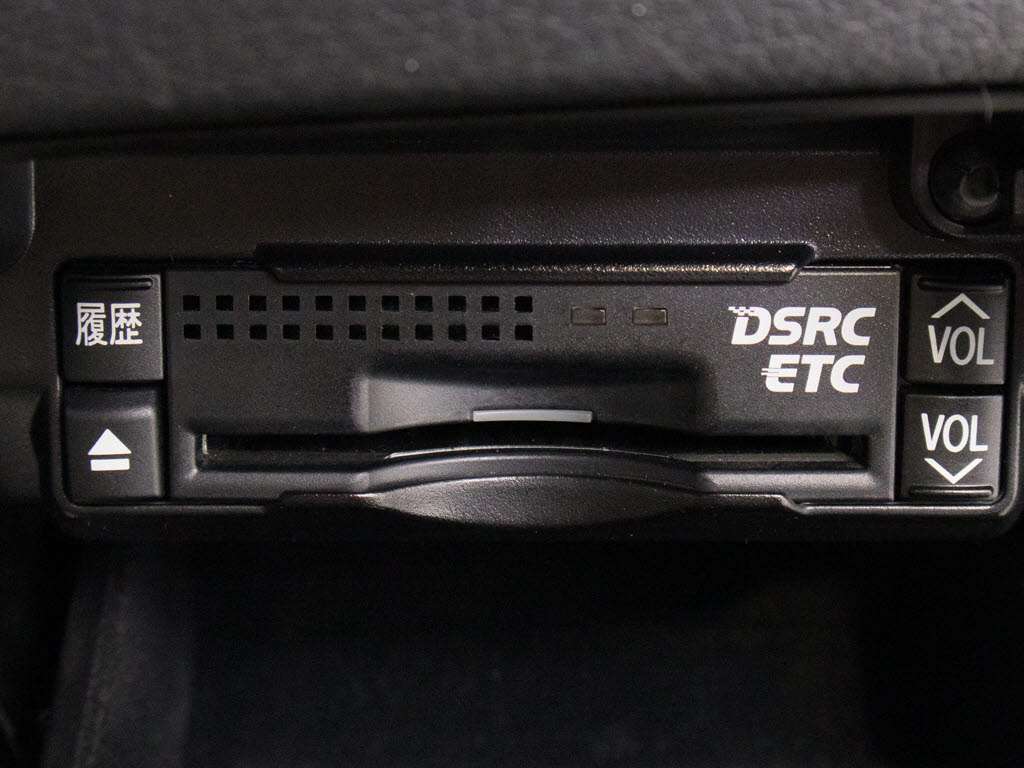 ★ＥＴＣ（ＤＳＲＣ）が装備されています！
！社外品とは違い収まりの良いデザインが人
気！高速道路を利用する際は必需品ですよね
！！ストレス無く料金所を通過出来ます！！