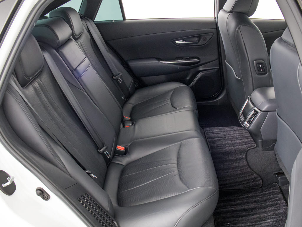 人気の本革シート付きです！！本革が装備さ
れるだけで高級感が増します！当社では、本
革シートのカラー変更や張替えも出来ます！
ワイン・茶・赤・青・オレンジ・黄色・コン
ビ色など何でもＯＫです！