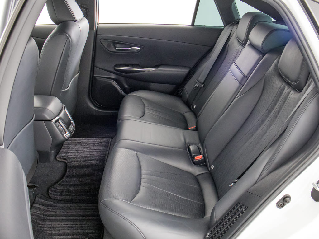 人気の本革シート付きです！！本革が装備さ
れるだけで高級感が増します！当社では、本
革シートのカラー変更や張替えも出来ます！
ワイン・茶・赤・青・オレンジ・黄色・コン
ビ色など何でもＯＫです！