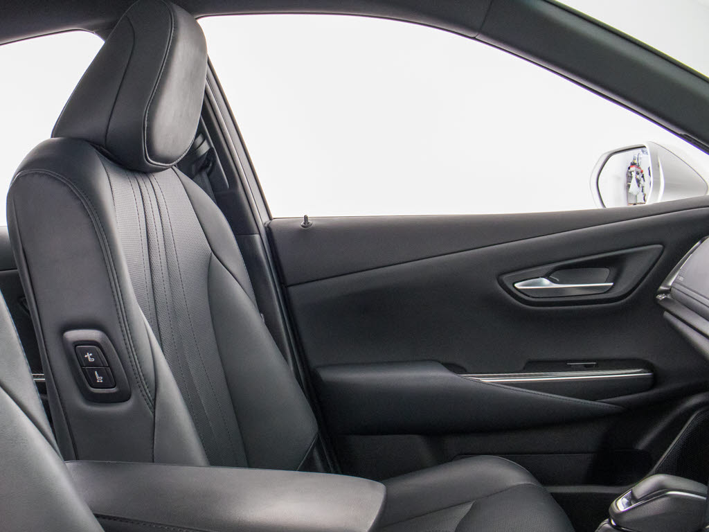 当社では、オゾンＯ３を利用した、根本的な
脱臭・消臭・除菌クリーニングを承っており
ます！こだわりのクリーニングで綺麗なお車
をご提供可能です！