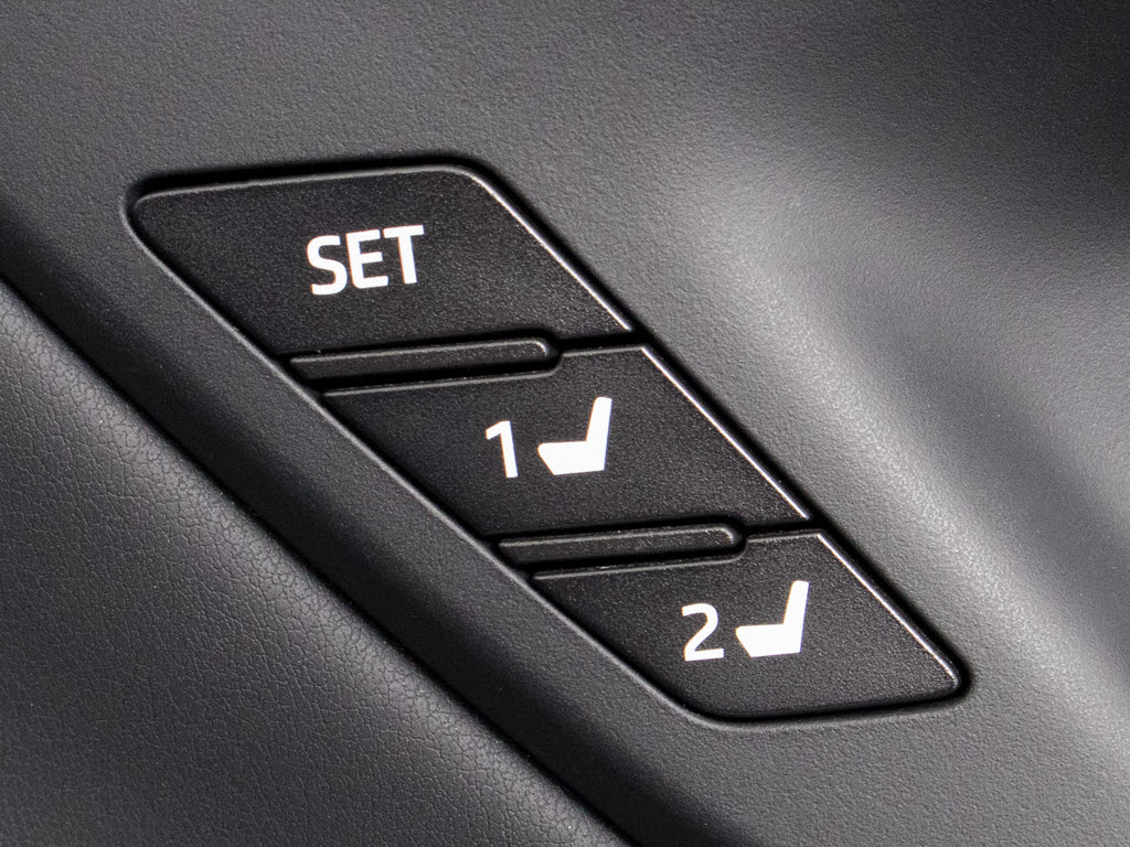 シートメモリー付き！ステアリング、シート
、ドアミラーポジションをメモリー可能です
！