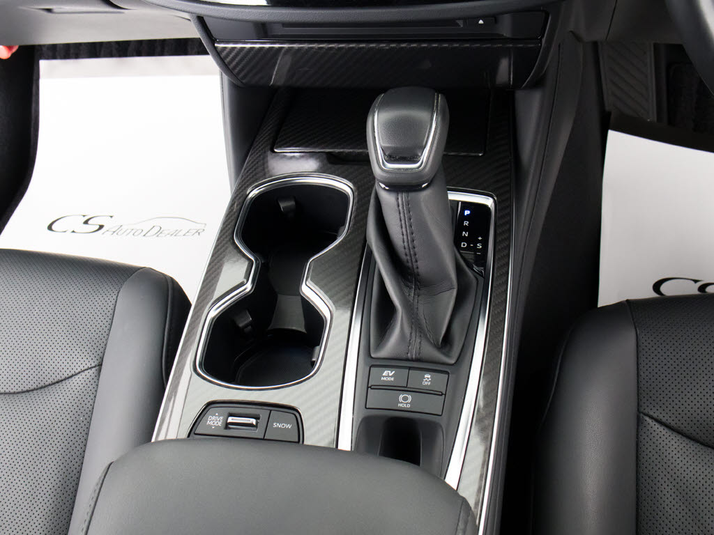 シフト周りです。スッキリとしつつも高級感
や操作性を損なわない作りとなって参ります
。