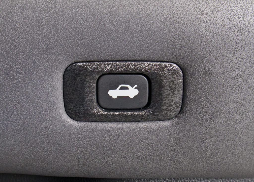 ボタン一つでトランクオープンが可能！車内
から操作できる為、非常に便利な装備の一つ
となります！