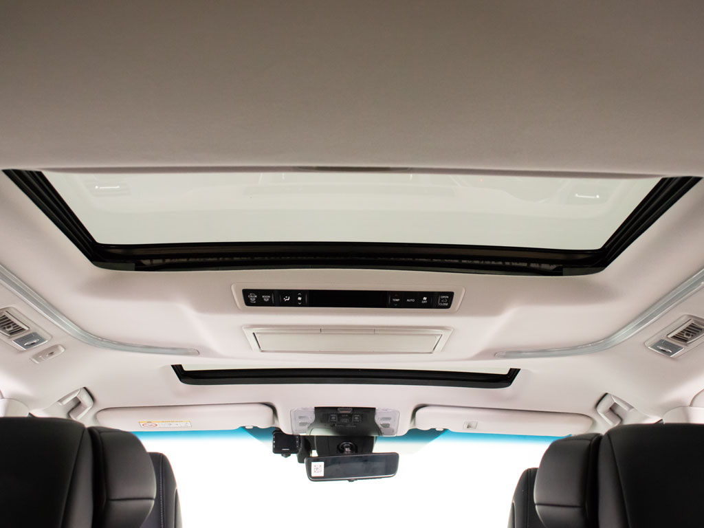 ★サンルーフ★‌人気装備のサンルーフ装着
！開放的な空間をお楽しみいただけます！