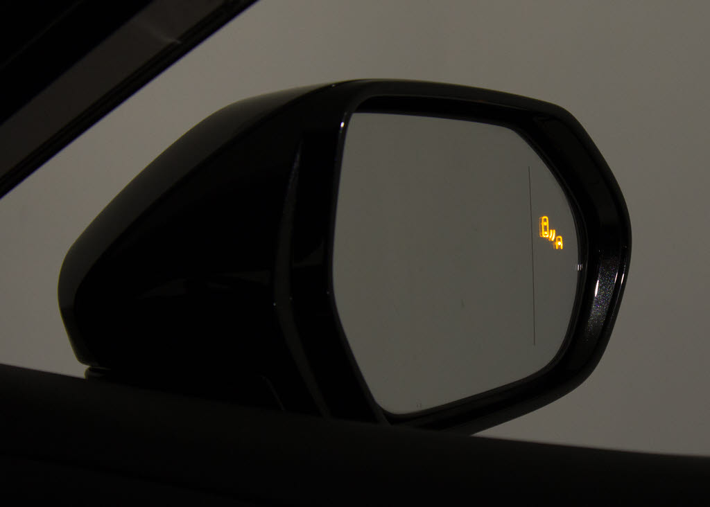 ＢＳＭ（ブラインドスポットモニタ）！隣の
車線を走る車両をレーダーで検知し、ドアミ
ラーでは確認しにくい後側方エリアに存在す
る車両に加えて、急接近してくる車両も検知
します。