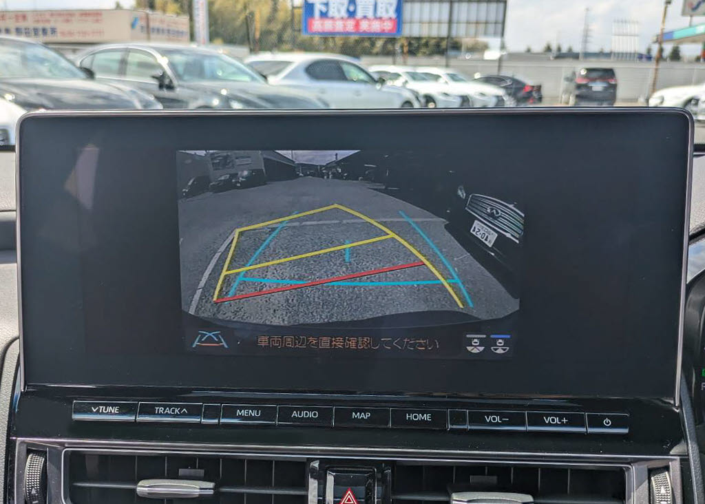 カラーバックカメラが付いています！バック
にギアを入れると、後方視界が自動的にマル
チ画面に映し出されます！夜も明るく見えま
すので、すごく便利！！一度使うとカメラ無
しには乗りたくない程！