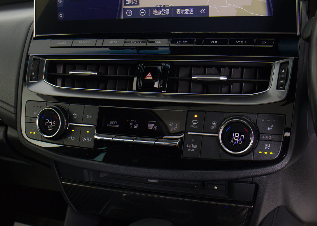 使いやすさや安全性を追求したステアリング
周り！高級車ゆえにスイッチ類が多いのも特
徴ですね！考え尽くされた配置ですぐに使い
こなす事が出来ますのでご安心下さい！是非
、体感してみて下さい！！