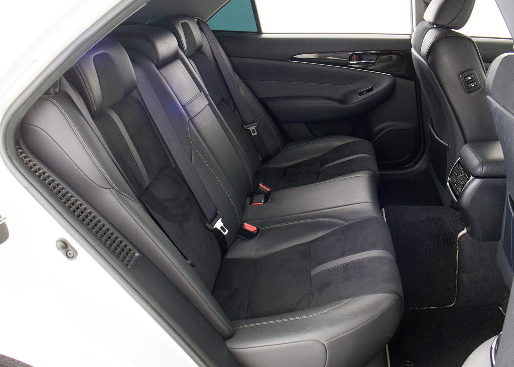 特別仕様車ならではの専用ハーフレザーシー
ト付！！当社では、本革シートのカラー変更
や張替えも出来ます！ワイン・茶・赤・青・
黄色・コンビ色など何でもＯＫです！