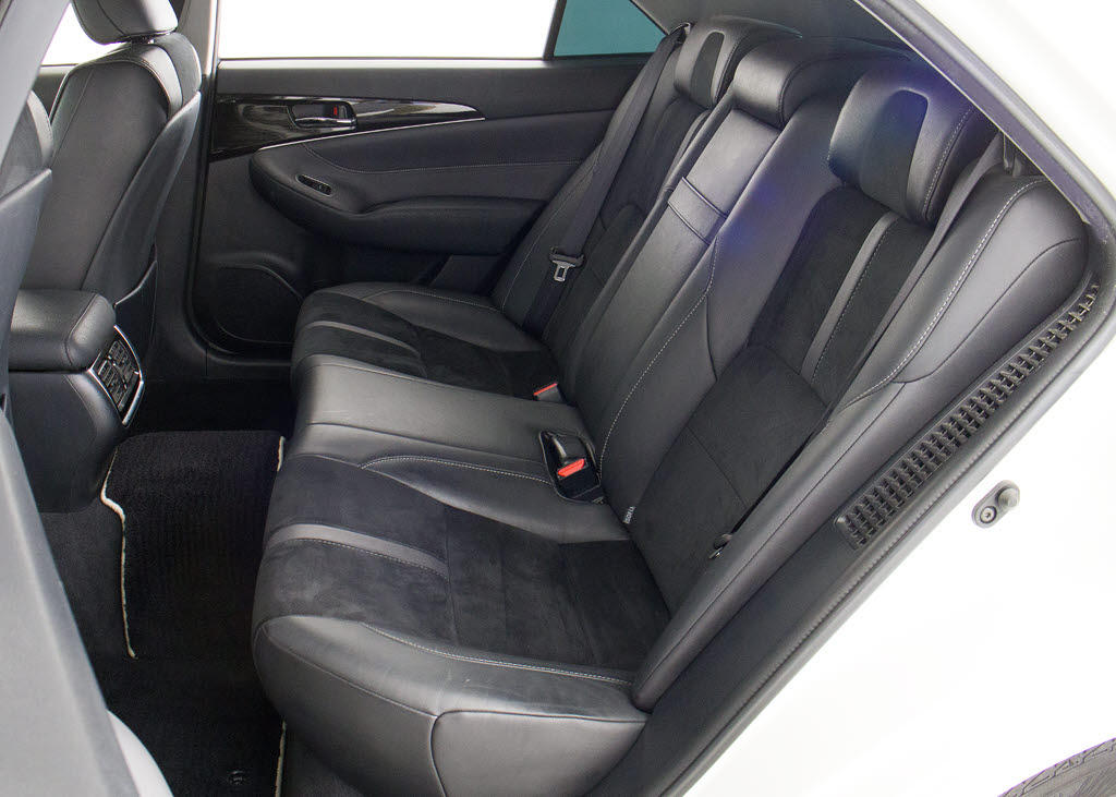 特別仕様車ならではの専用ハーフレザーシー
ト付！！当社では、本革シートのカラー変更
や張替えも出来ます！ワイン・茶・赤・青・
黄色・コンビ色など何でもＯＫです！