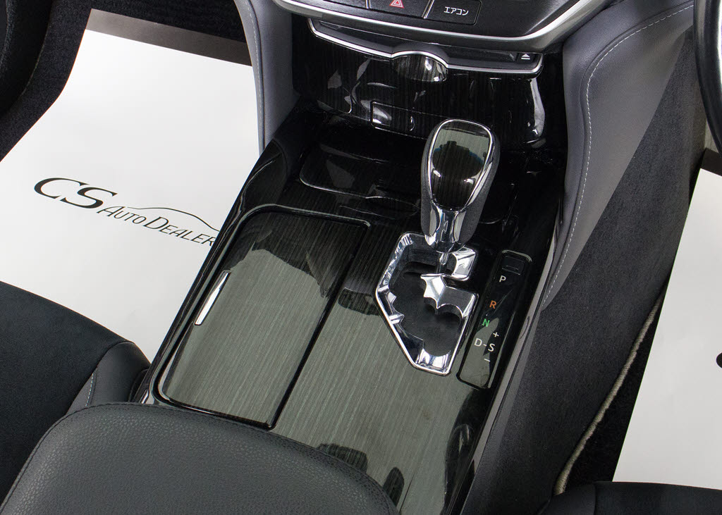 シフト周りです。スッキリとしつつも高級感
や操作性を損なわない作りとなって参ります
。