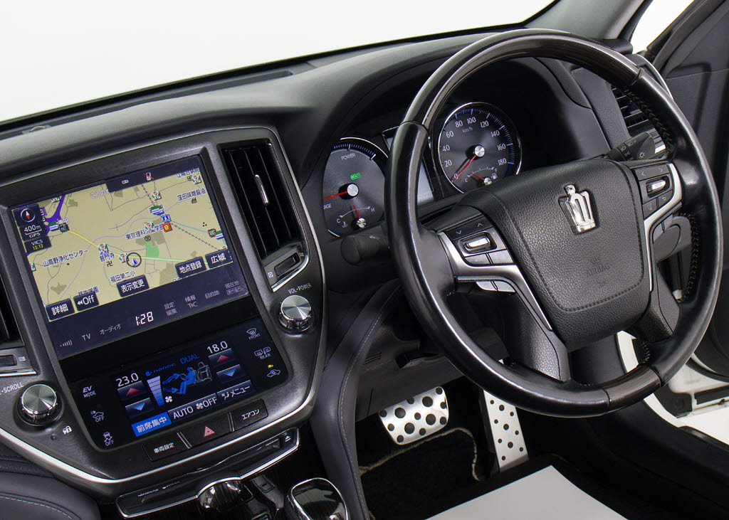 使いやすさや安全性を追求したステアリング
周り！高級車ゆえにスイッチ類が多いのも特
徴ですね！考え尽くされた配置ですぐに使い
こなす事が出来ますのでご安心下さい！是非
、体感してみて下さい！！