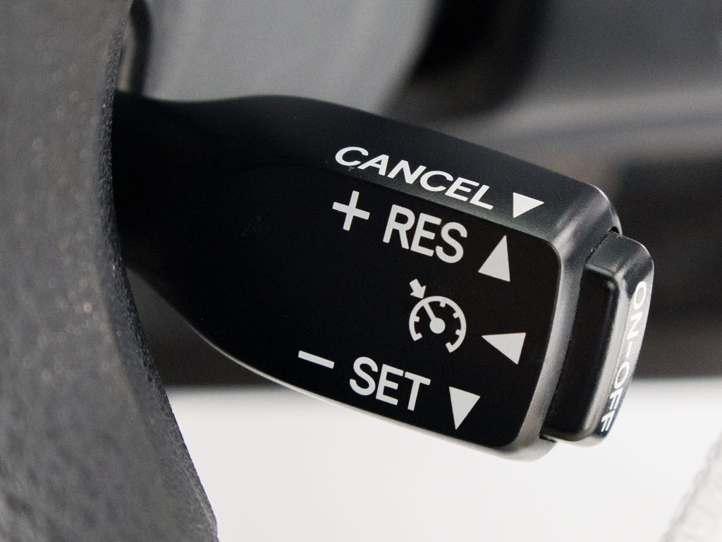 【オートクルーズコントロール】搭載。アク
セル操作なしでも車が自動でスピードを保っ
てくれる機能です長距離の高速は楽々です。