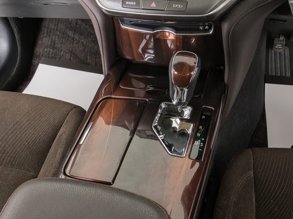 シフト周りです。スッキリとしつつも高級感
や操作性を損なわない作りとなって参ります
。