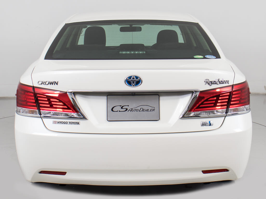 個性的なリアビューで御座います。精悍な佇
まいは高級車ならではです。