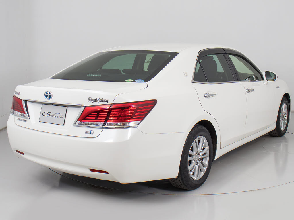 個性的なリアビューで御座います。精悍な佇
まいは高級車ならではです。