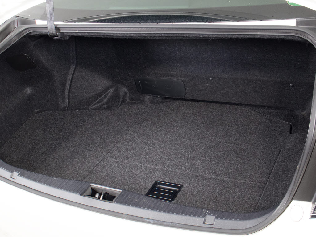 トランクが狭いと思っておりませんか？実際
は大容量トランクです！旅行等の長距離ドラ
イブも快適です！また、屋根付きスペースを
完備しておりますので、夜間でも、雨でも雪
の日だってゆっくりご覧頂けます。